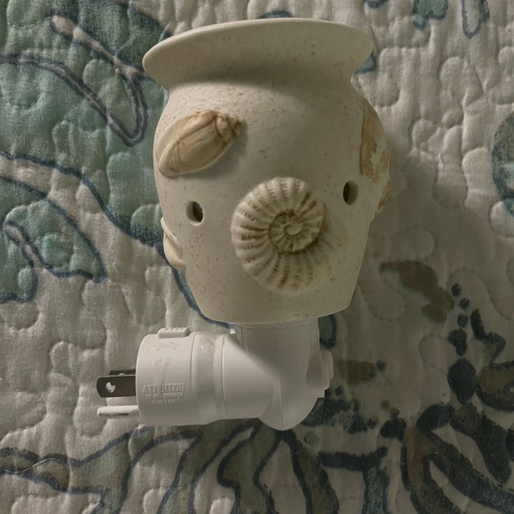 Scentsy Coastal Seashell plug in Night Light wax warmer - Picture 2 of 3